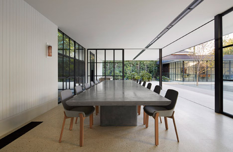 Hopetoun Road Residence by B E Architecture