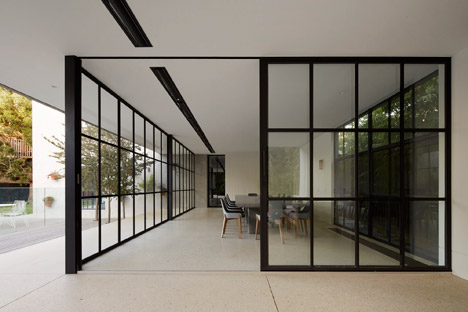 Hopetoun Road Residence by B E Architecture