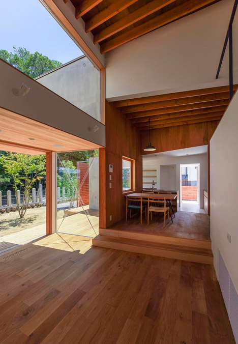 House in Toin by Kazuki Moroe