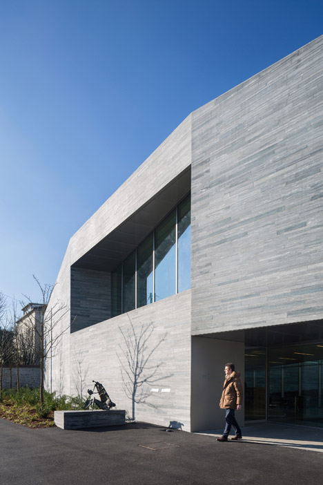 Media library in Bourg-la-Reine by Agence Pascale Guédot