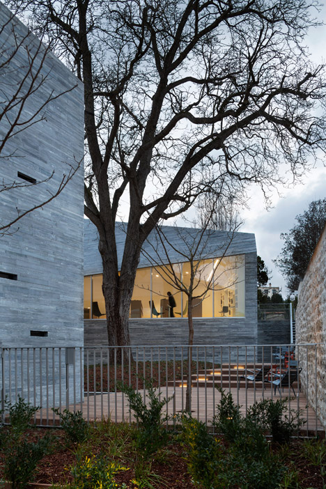Media library in Bourg-la-Reine by Agence Pascale Guédot