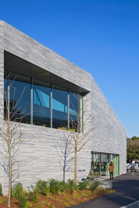 Media library in Bourg-la-Reine by Agence Pascale Guédot