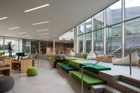 Media library in Bourg-la-Reine by Agence Pascale Guédot