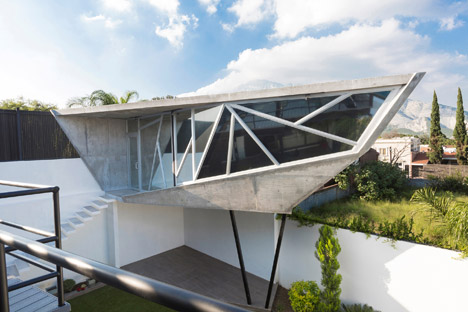 Project La Capsula by Noborders Collective