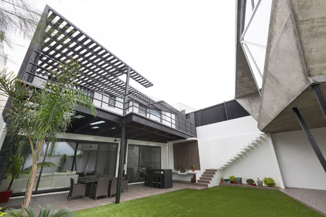 Project La Capsula by Noborders Collective