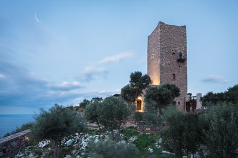 Tainaron Blue Retreat by Kostas Zouvelos + Kassiani Theodorakakou