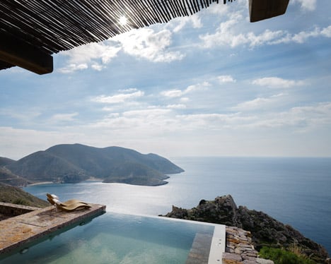 Tainaron Blue Retreat by Kostas Zouvelos + Kassiani Theodorakakou