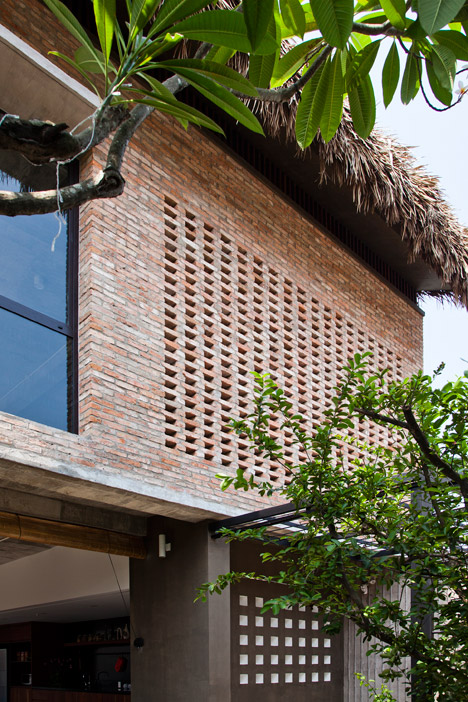 Tropical Suburb House by MM Architects