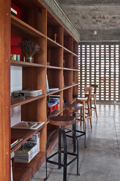 Tropical Suburb House by MM Architects