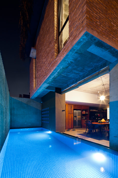 Tropical Suburb House by MM Architects
