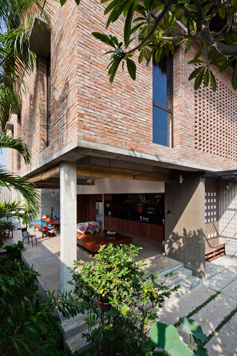 Tropical Suburb House by MM Architects