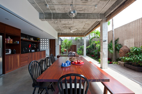 Tropical Suburb House by MM Architects