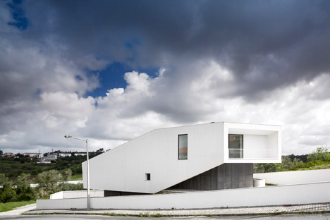 Vidigal House by Contaminar Arquitectos