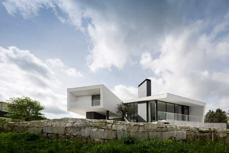 Vidigal House by Contaminar Arquitectos