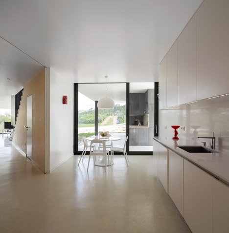 Vidigal House by Contaminar Arquitectos