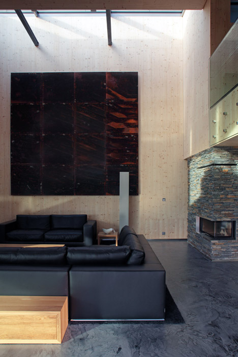 Villa-in-Beskydy-Mountains-by-Zdenek-Trefil-Architekti_dezeen_468_12