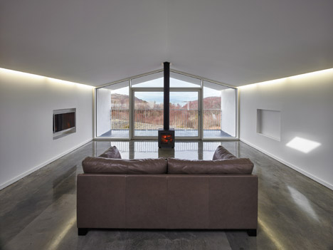 Beach House by Dualchas Architects