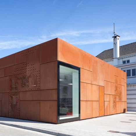 Studio Farris adds rusty steel extension to a library in Bruges