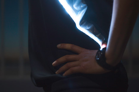 Phototrope illuminated running shirt by Pauline van Dongen