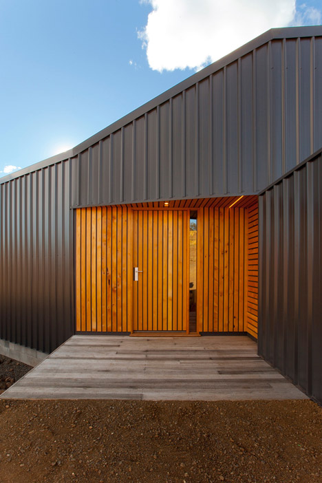 Valley House Tasmania by Philip M Dingemanse