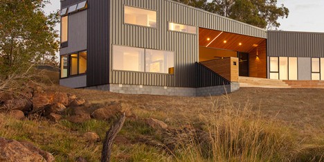 Rural Tasmanian house by Philip M Dingemanse has a terrace piercing its middle