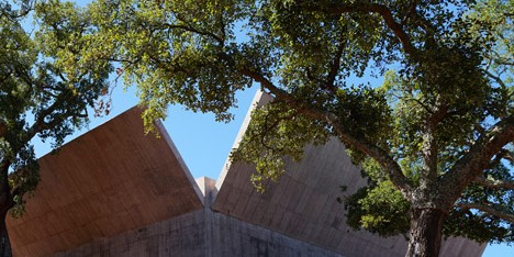 Splayed concrete walls give Valerio Olgiati’s Villa Além the appearance of an open box