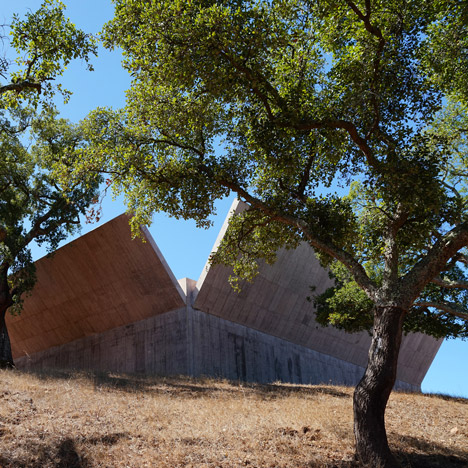 Splayed concrete walls give Valerio Olgiati’s Villa Além the appearance of an open box