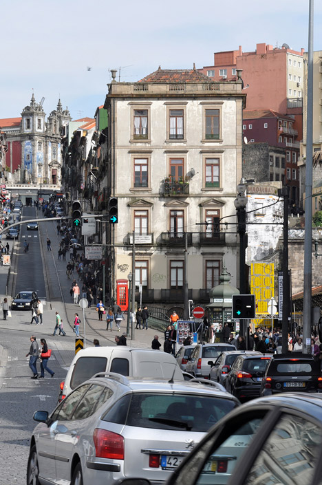 Vira Lata installation in Porto by Moradavaga