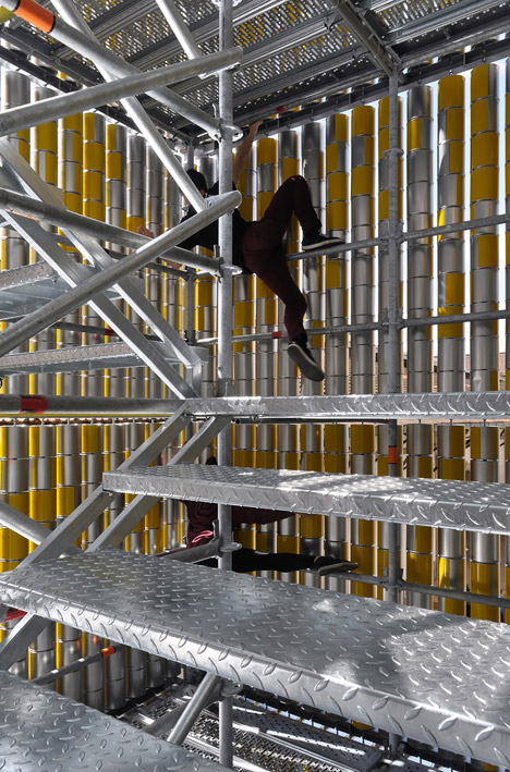 Vira Lata installation in Porto by Moradavaga