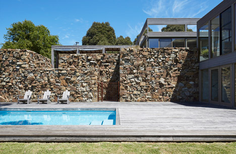 Whitehall Road Residence by B.E. Architecture