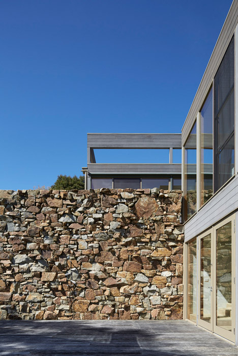 Whitehall Road Residence by B.E. Architecture
