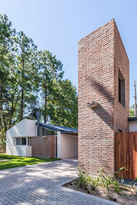 Casa en El Pinar by Estudio Biagioni Pecorari Arquitectos