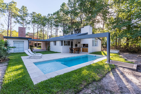 Casa en El Pinar by Estudio Biagioni Pecorari Arquitectos