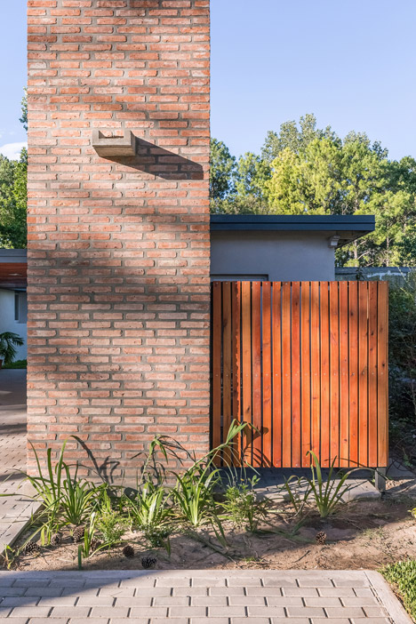 Casa en El Pinar by Estudio Biagioni Pecorari Arquitectos