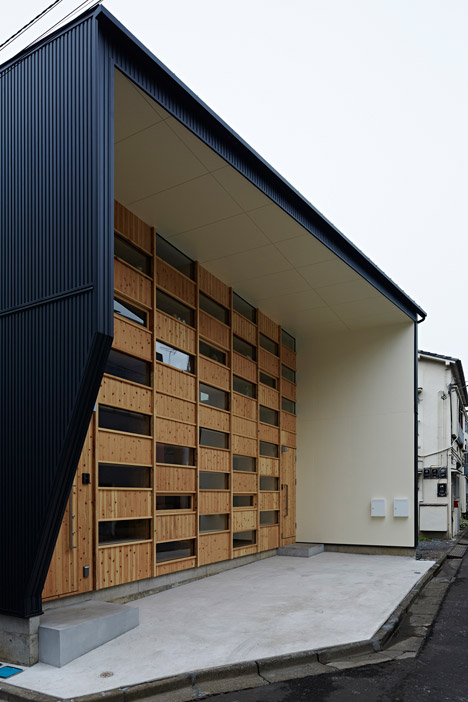 Checkered house by Takeshi Shikauchi Architects