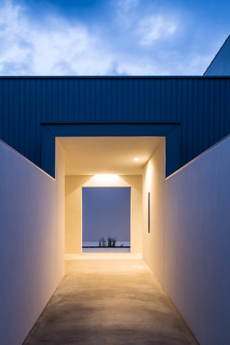 Courtyard House by FORM