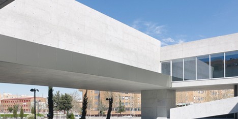 Rafael de La-Hoz elevates a cultural centre around two plazas in Alcobendas