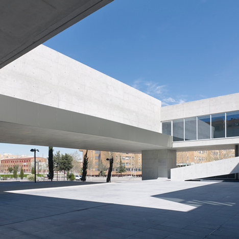 Rafael de La-Hoz elevates a cultural centre around two plazas in Alcobendas