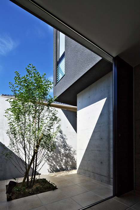 Floating House by Satoru Hirota Architects
