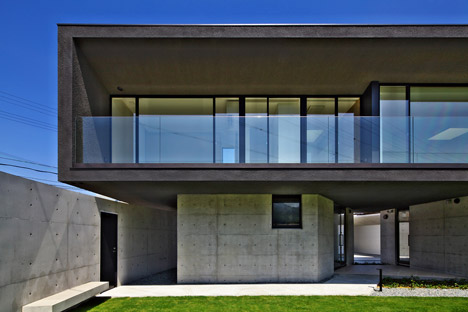 Floating House by Satoru Hirota Architects