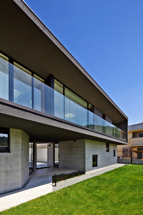 Floating House by Satoru Hirota Architects