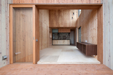 Fly out house by Tatsuyuki Takagi Architects