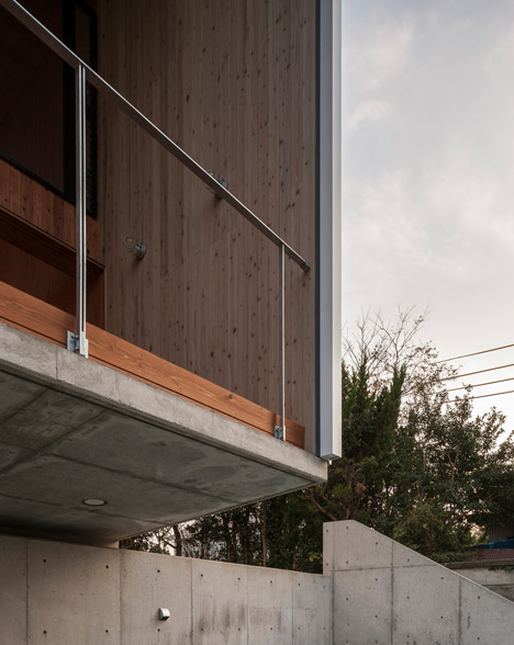 Fly out house by Tatsuyuki Takagi Architects