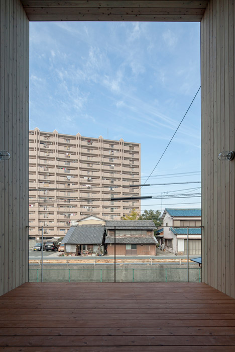 Fly out house by Tatsuyuki Takagi Architects