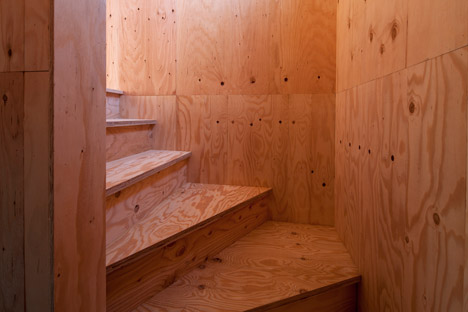 Fly out house by Tatsuyuki Takagi Architects