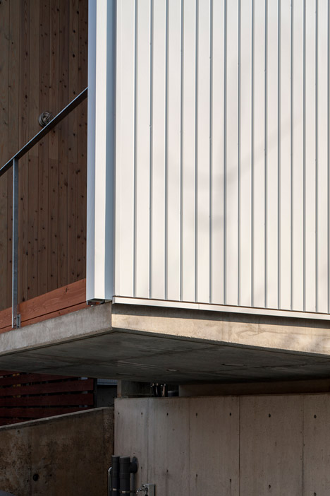Fly out house by Tatsuyuki Takagi Architects