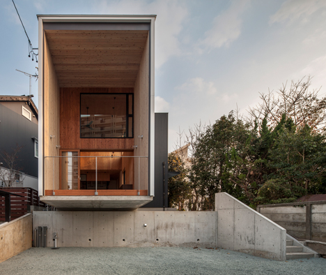 Fly out house by Tatsuyuki Takagi Architects