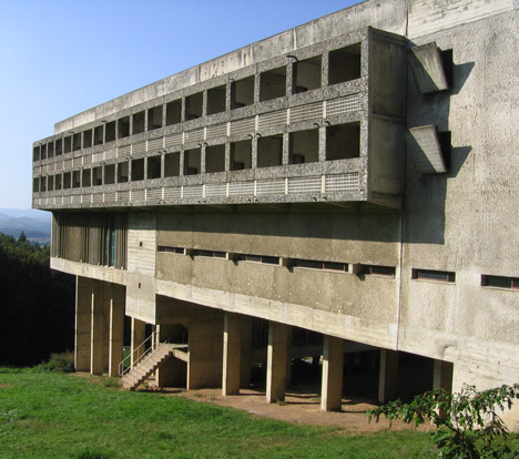 Le-Corbusier-Sainte-Marie-de-La-Tourette_dezeen_468_1