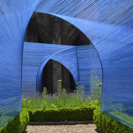 Les-Voutes-Filantes-installation_Cahors-France_Atelier-YokYok_dezeen_468_12