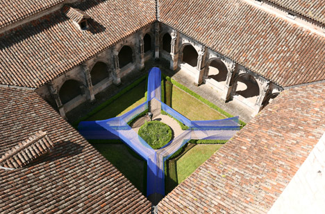 Les-Voutes-Filantes-installation_Cahors-France_Atelier-YokYok_dezeen_468_6